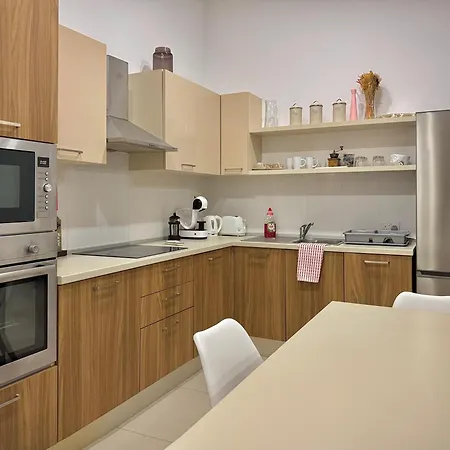 Lovely Area Apartman Sliema